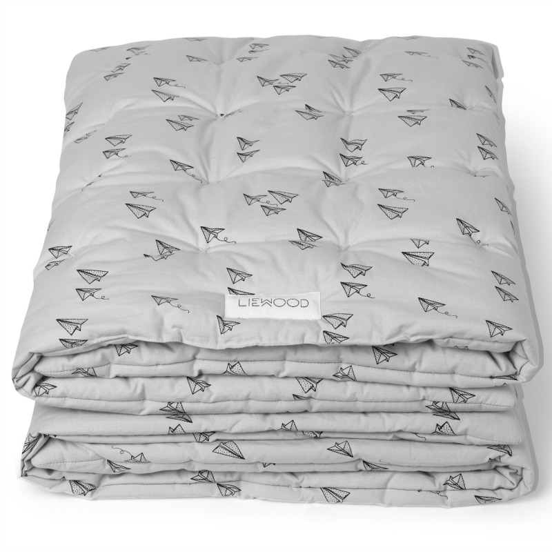 Agnes_BabyQuilt_PaperPlane_DumboGrey_Foldet.jpg