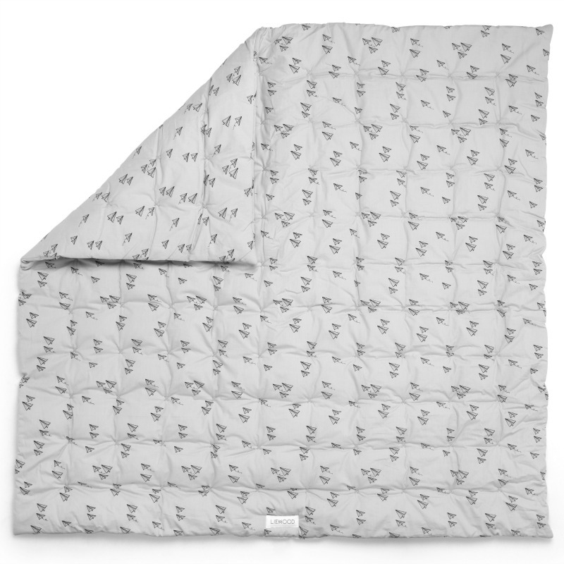 Agnes_BabyQuilt_PaperPlane_DumboGrey_Udfoldet.jpg
