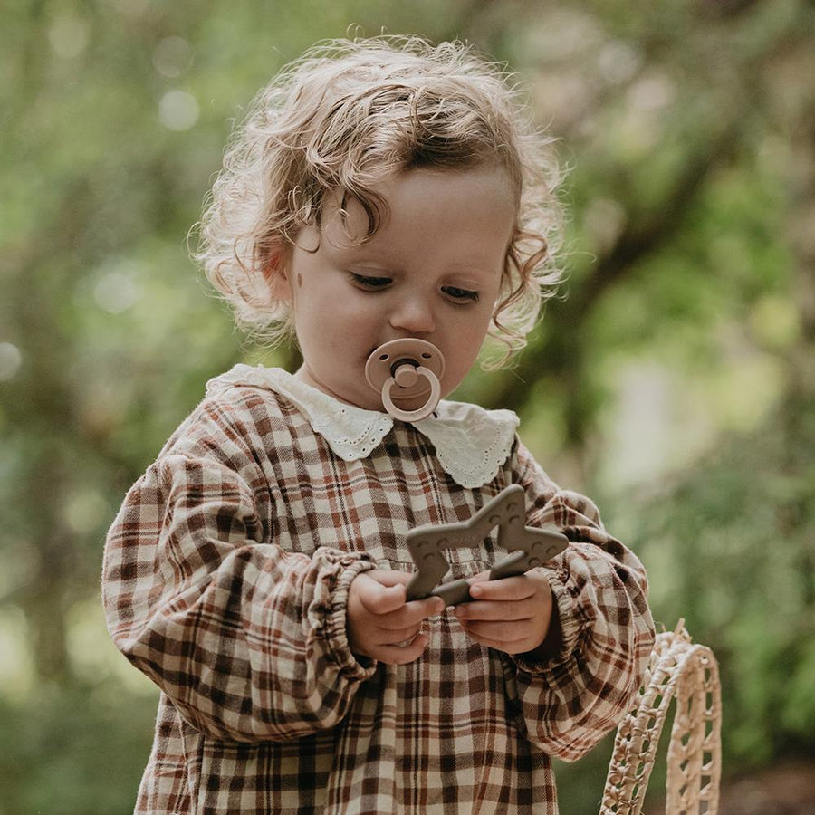 BIBS-Baby-Bitie-Lifestyle6_b0e8ac25-7c8d-44e4-8ee8-5c9fc2af2df6_900x