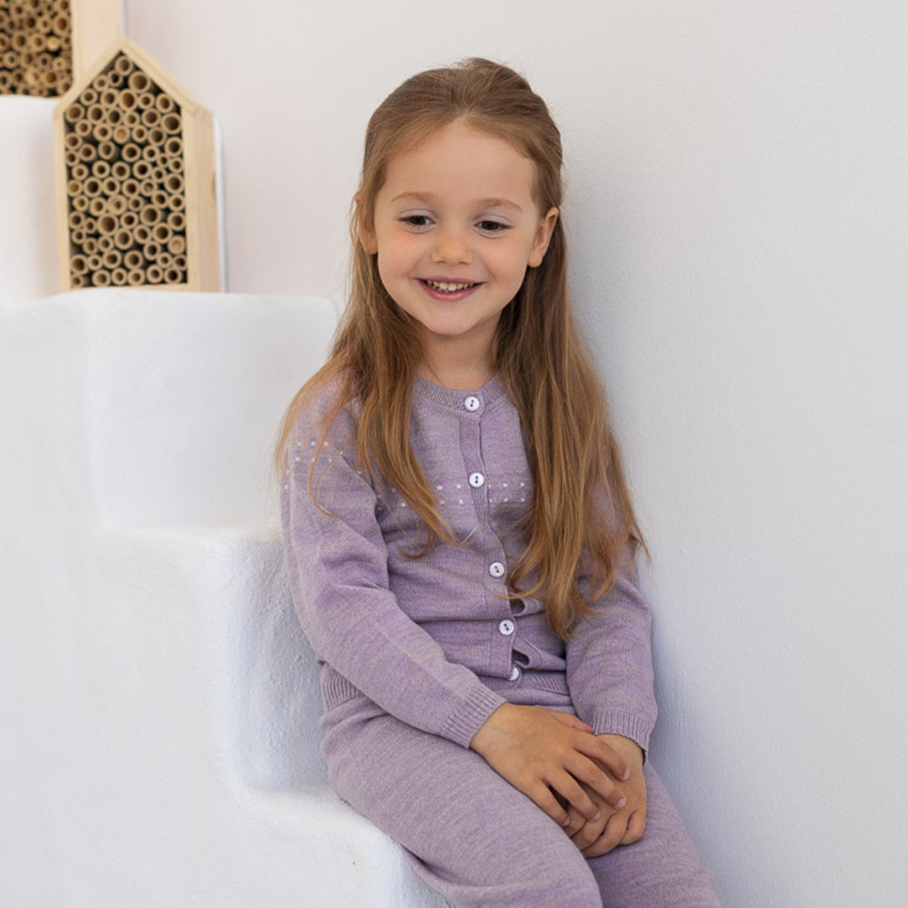 Lillelam_Jakke-tynn-classic_lys-plomme-1024x1024