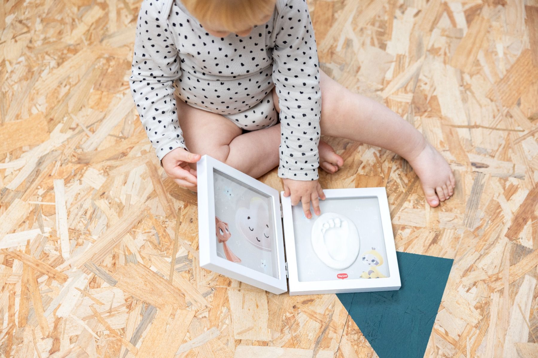 3333166051_2025_tinylove_simpleframewhite_tinycreations_lifestyleimage