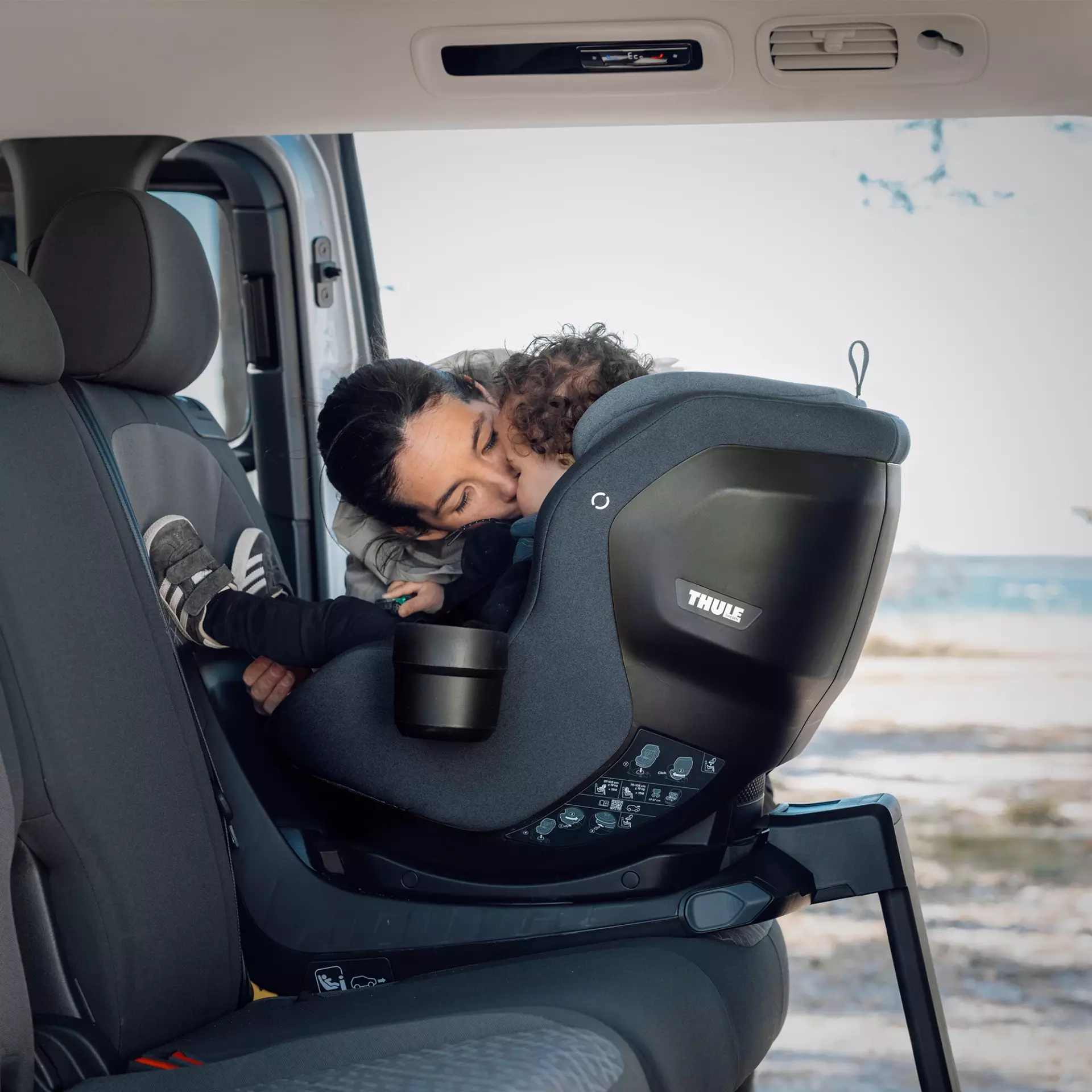 Thule Elm Connect 180 Black i bruk i bil Thule Elm Connect 180 Black i bruk i bil