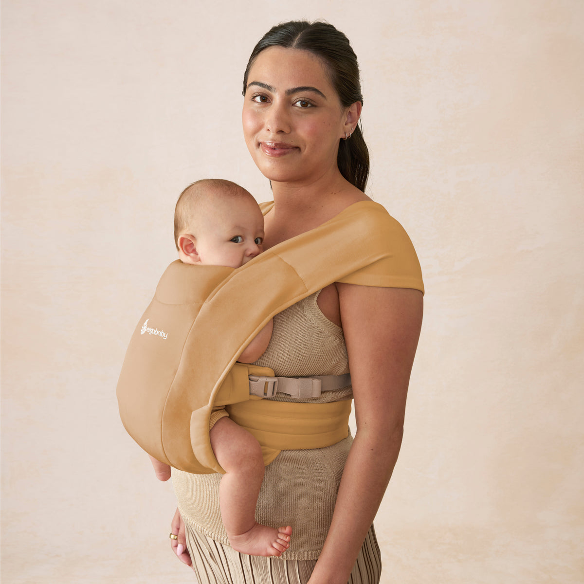 BCEMACAMEL_ergobaby_carrier_knit_embrace_camel_M02_side.jpg
